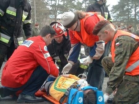 Ratownicy z OSR pokazali jak udzielić pierwszej pomocy poszkodowanym, np. w wypadkach drogowych.