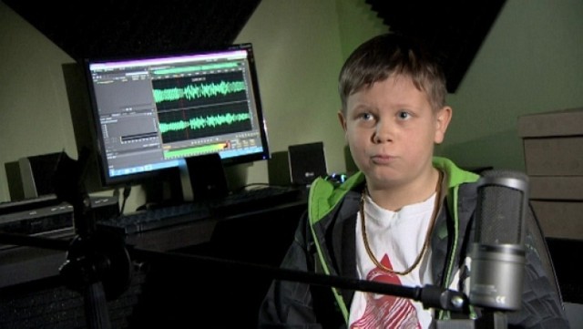 Xavier Witkowski. 9-letni raper śpiewa o hajsie i klnie w piosenkach [wideo]