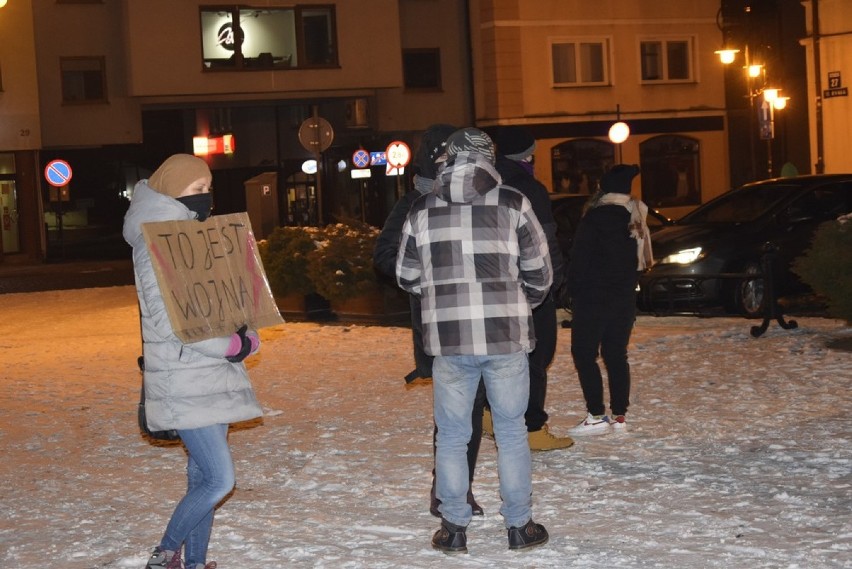 W poniedziałek, 1 lutego, w Skierniewicach kilkanaście osób...