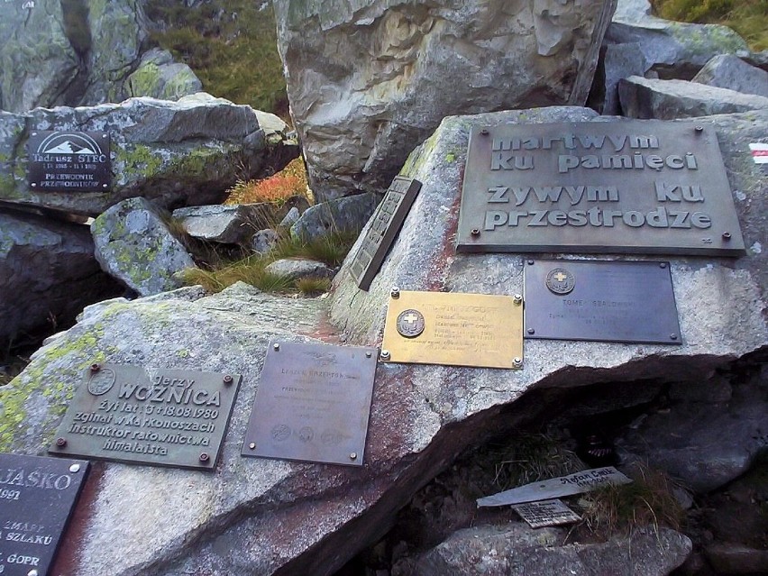 Cmentarz Ofiar Gór w Karkonoszach położony jest na wysokości...