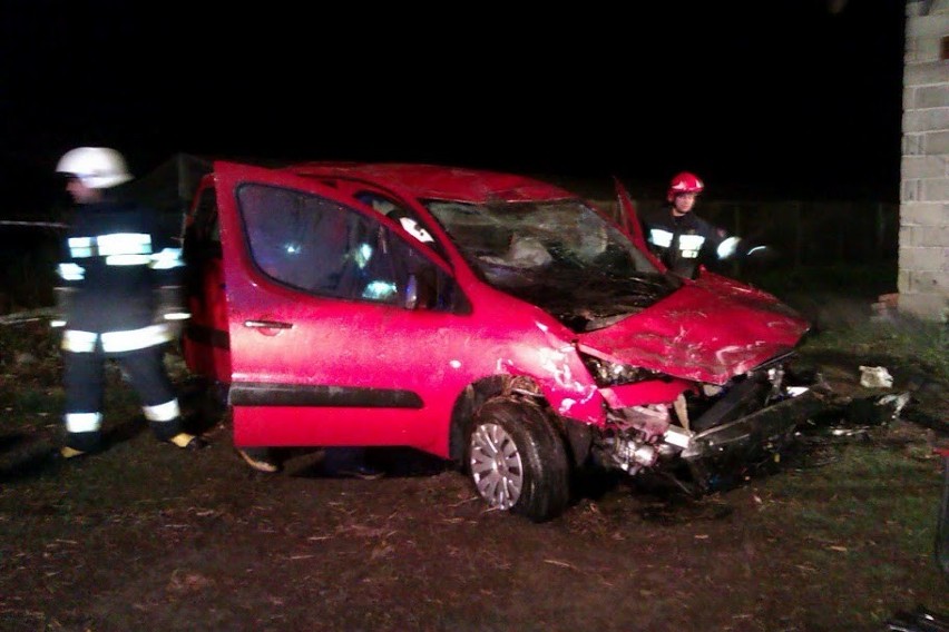 Pod Koźminkiem auto dachowało i się zapaliło. Kierowca był kompletnie pijany. ZDJĘCIA