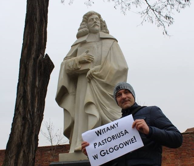 W piątkowe popołudnie (1 marca) odbył się montaż pomnika głogowianina Joachima Pastoriusa na skwerze Zygmunta Starego. To plac na starówce niedaleko bloku koszarowego.  
Prace końcowe (montaż płyty informacyjnej na cokole, konserwacja figury, czyszczenie całego monumentu i otoczenia itp.) potrwają kilka dni.