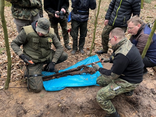 Broń z czasów drugiej wojny światowej odnaleziono niedaleko Zduńskiej Woli