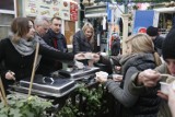 Wigilia na Zielonym Rynku w Łodzi. Świąteczne potrawy rozdawali politycy SLD [ZDJĘCIA]