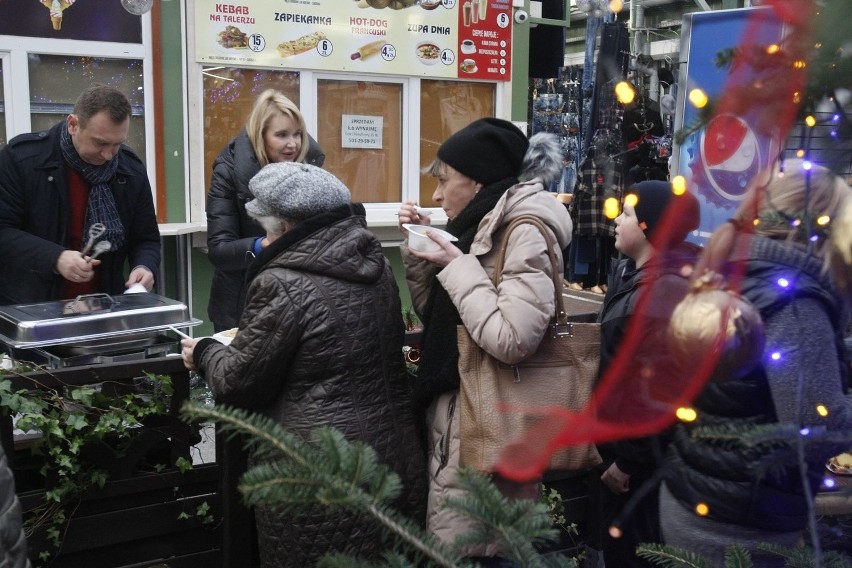 Wigilia na Zielonym Rynku w Łodzi. Świąteczne potrawy rozdawali politycy SLD [ZDJĘCIA]