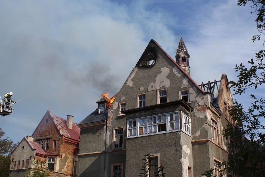 Pożar budynku byłego szpitala w Nowej Rudzie (ZDJĘCIA) 