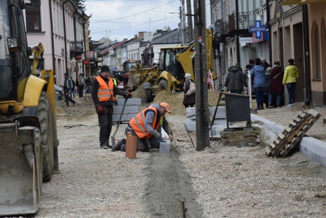 Trwa przebudowa ulicy Rawskiej. Poza specjalistami od poszczególnych mediów, pracują już także drogowcy. Skończyły się już prace archeologiczne wzdłuż cmentarza, archeolodzy przeniosą się w miejsce, gdzie ma powstać rondo. Inwestycja, której wartość wynosi 5 mln zł, ma być zrealizowana do końca października. Miasto uzyskało na to zadanie dotację, która pokryje 80 proc. kosztów.