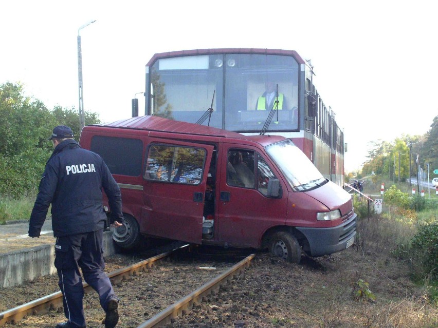 W Żabnie koło Brus bus wjechał pod szynobus jadący z Kościerzyny do Chojnic (ZDJĘCIA)