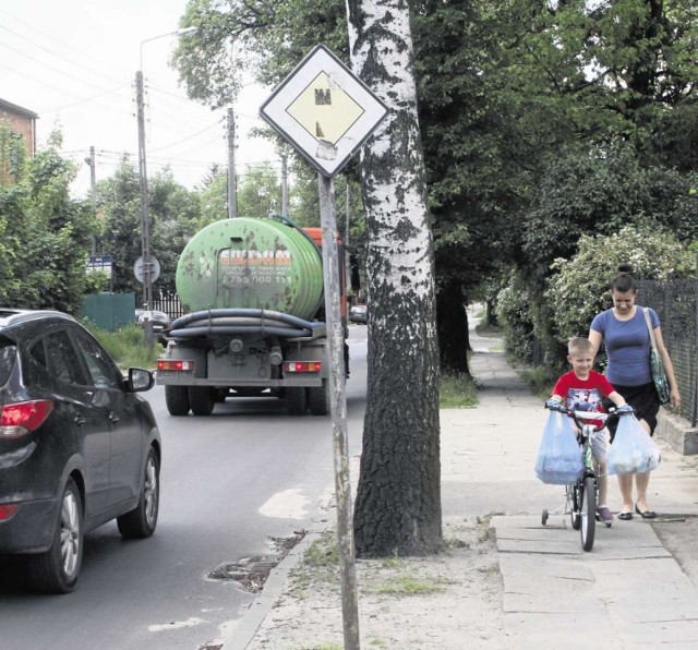 Wyblakłego znaku drogowego nie wymienią, ale światła na skrzyżowaniu chcą wybudować