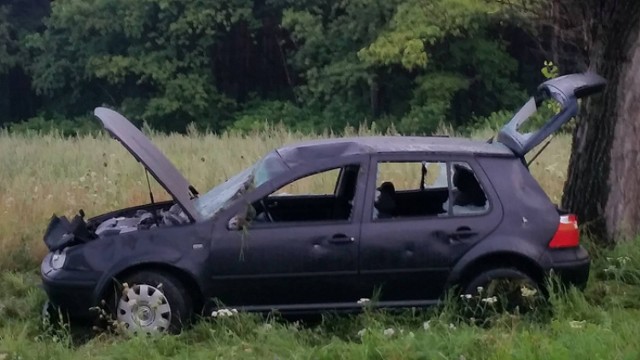 Rozbite auto stoi na poboczu drogi koło Dąbrowca.