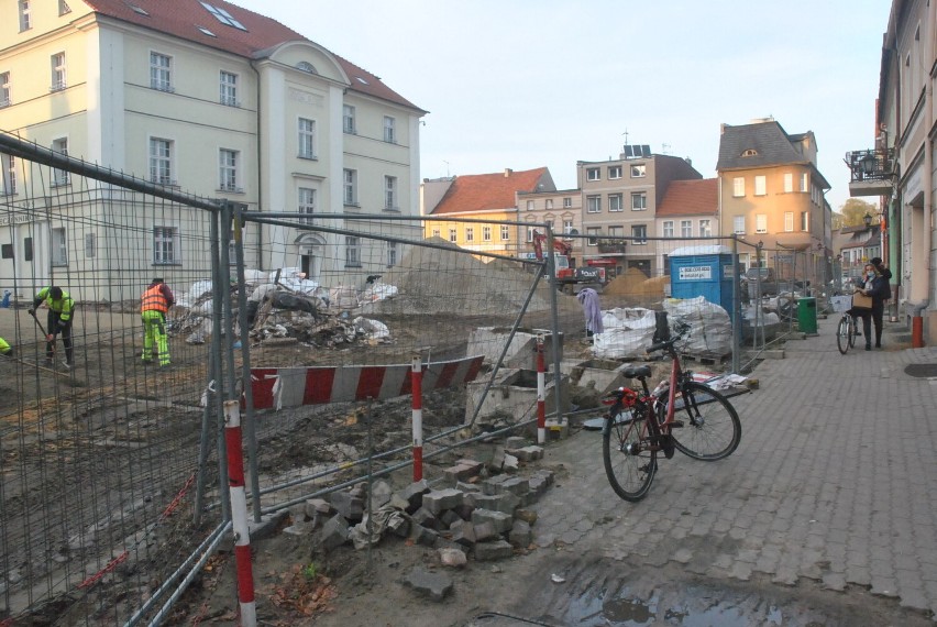 KOŚCIAN. Na rynku w Kościanie rozpoczęło się układanie kostki brukowej. Ulica Wrocławska prawie gotowa [ZDJĘCIA]  