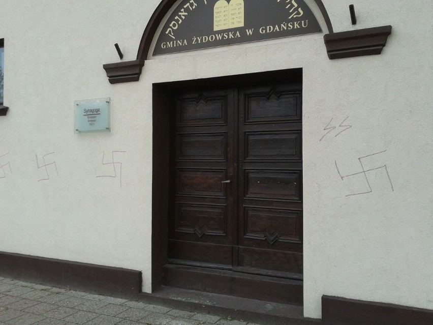 Synagoga w Gdańsku. Ktoś namalował swastyki i runy SS na elewacji synagogi [ZDJĘCIA]