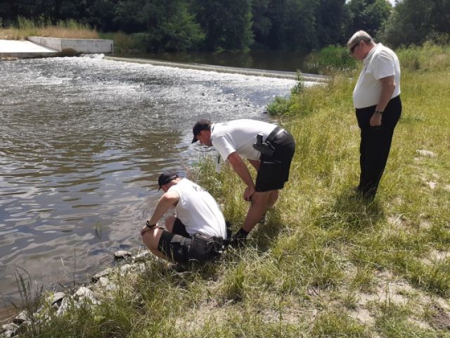 Policja w Kaliszu wspólnie z WOPR sprawdzała dzikie kąpieliska