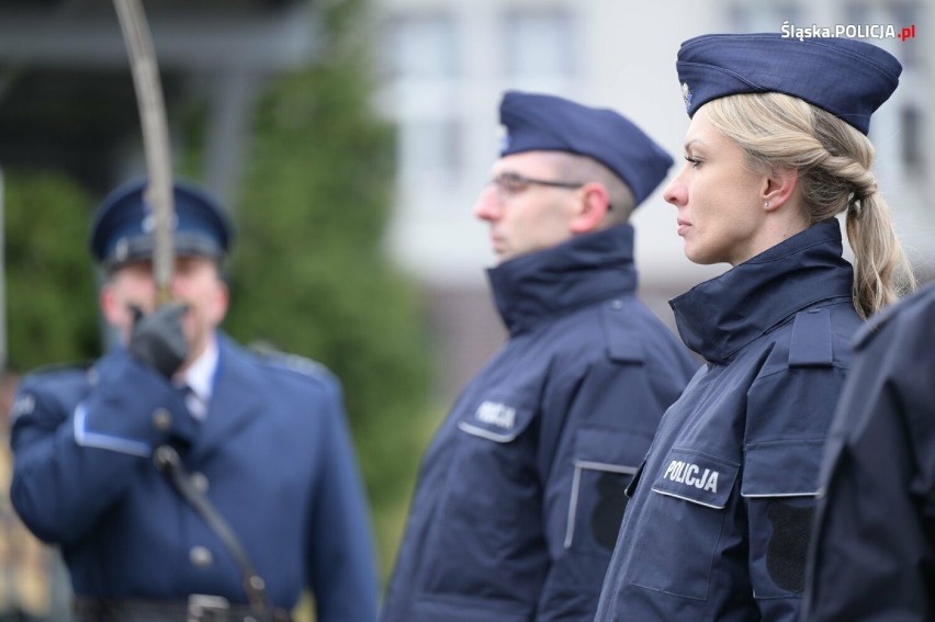 Ślubowanie 126 nowych policjantów w Katowicach - zobacz ZDJĘCIA. Teraz czeka ich szkolenie