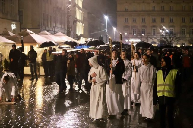 W czwartek 30 marca Akademicka Droga Krzyżowa przeszła ulicami Starego Miasta