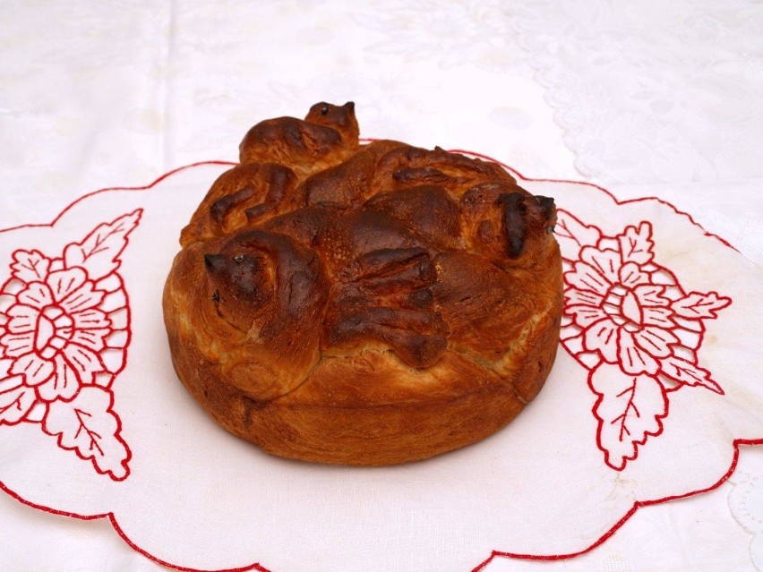 Paska, czyli bukowińska baba lub chleb
Składniki:
2 kg...