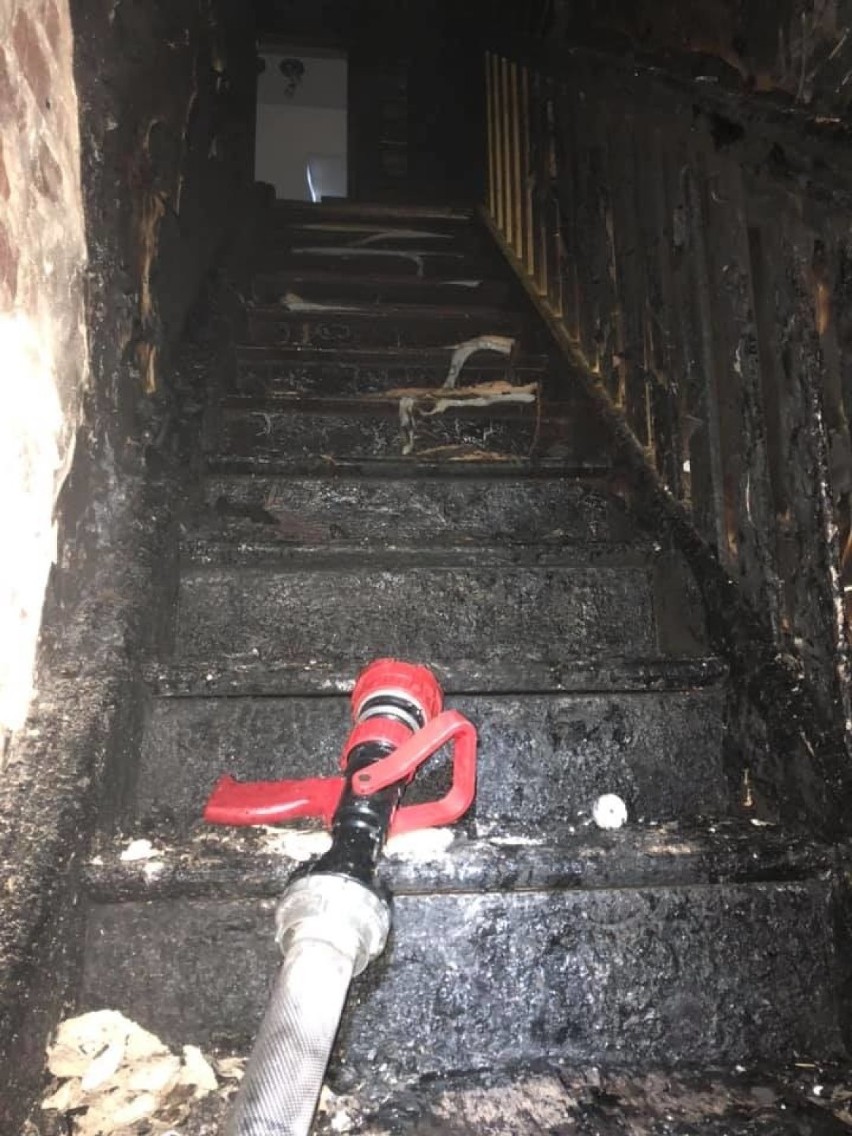 Pożar w Żędowicach. Strażacy z płonącego budynku ewakuowali dzieci. Z ogniem walczyło 8 zastępów straży pożarnej