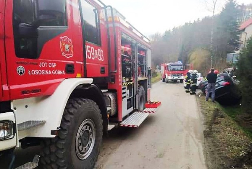 Walowa Góra. Samochód osobowy w rowie wywrócony kołami do góry