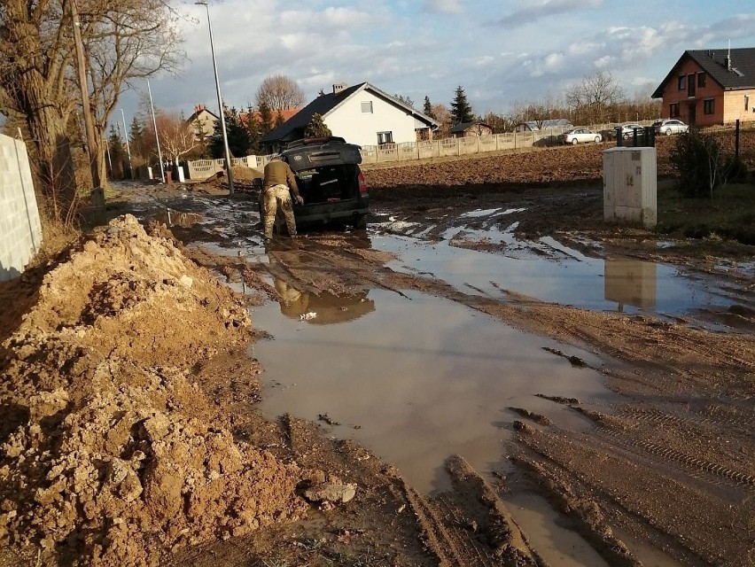 Wykonawca zobowiązany był w umowie, do zostawienia drogi w...