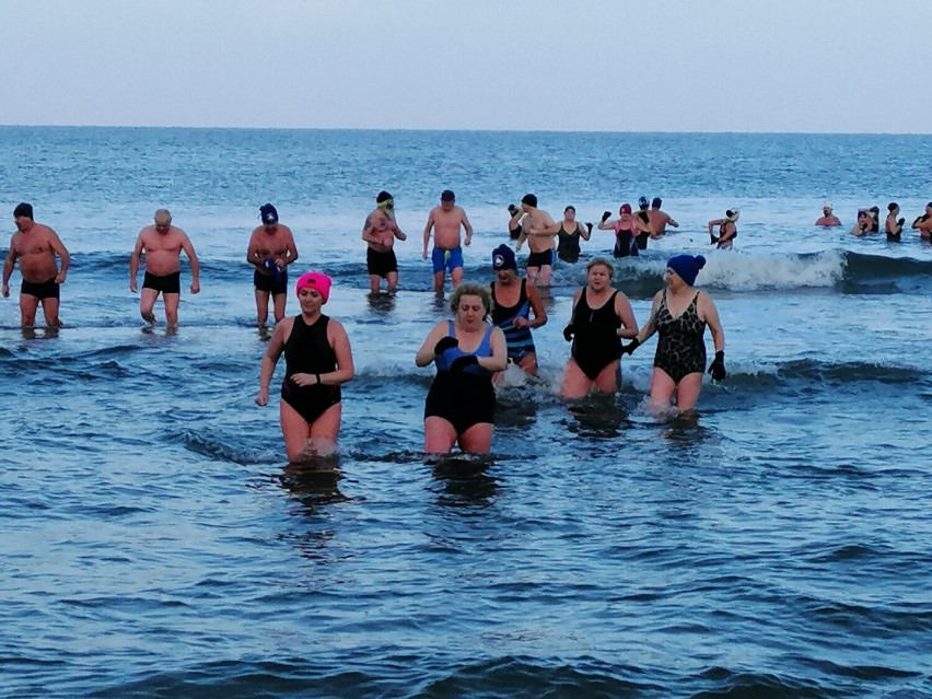 Niedzielne morsowanie w Kołobrzegu, czyli endorfiny z lodowatej wody (fotoreportaż)