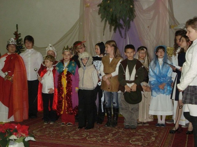 Dzieci w pomysłowych kostiumach śpiewały kolędy i opowiadały historię o narodzinach Jezusa