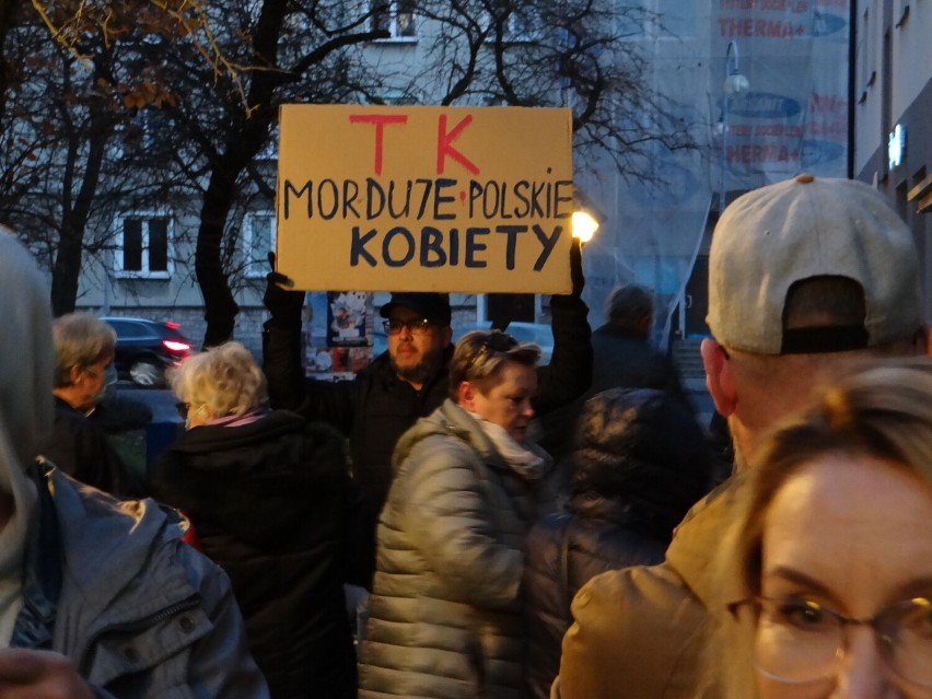 Manifestacja „Ani jednej więcej” w Radomsku. Pojawiło się około 100 osób [ZDJĘCIA]