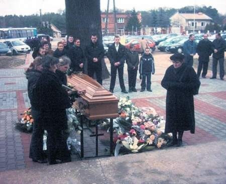 Rodzina Daniela Wojtasika musiała zostać przed kościołem. W tym czasie ksiądz Andrzej Walczakw środku odprawiał mszę pogrzebową - FOT. OLA BRACISZEWSKA