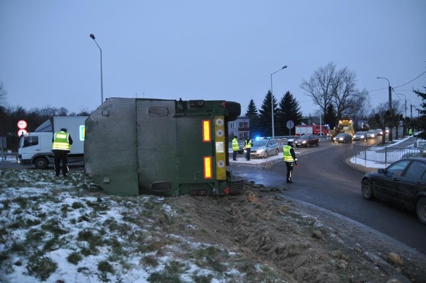 Obwodnica Kraśnika: Ciężarówka przewożąca szkło wywróciła się na drodze [ZDJĘCIA]