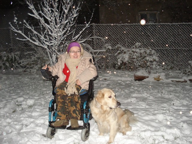 Magda ze swoim psem asystującym, Igorem. Od razu można rozszyfrować, dlaczego nazwa bloga to Blondyn i Blondyna...