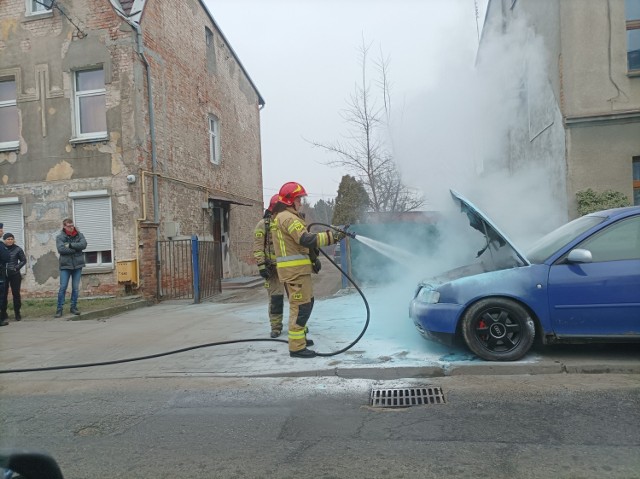 Paliła się komora silnika samochodu osobowego zaparkowanego przy ul. Fordońskiej 444 w Bydgoszczy
