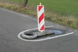 Niezwykłe oznakowanie dziury w jezdni w gminie Śrem