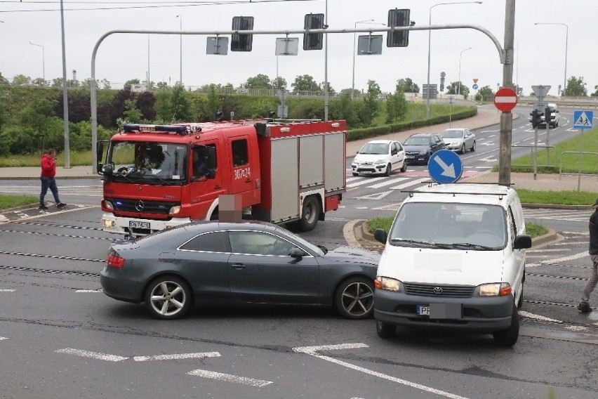 Dwa samochody zderzyły się przy moście Milenijnym we Wrocławiu [ZDJĘCIA]