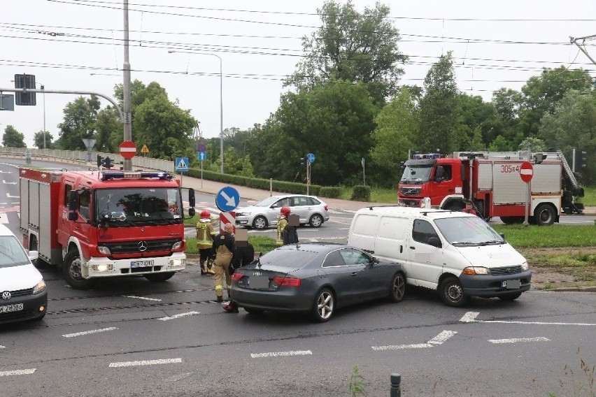 Dwa samochody zderzyły się przy moście Milenijnym we Wrocławiu [ZDJĘCIA]