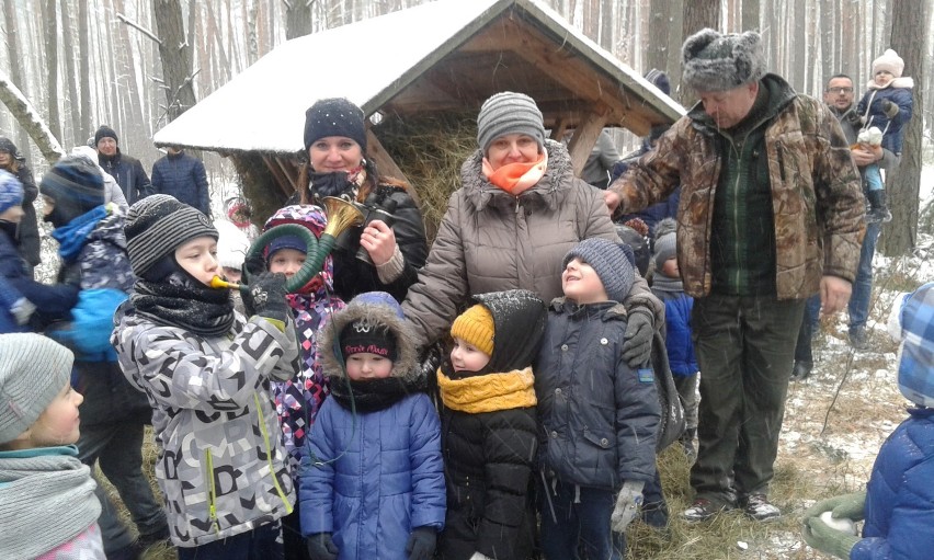 Przedszkolaki z Ostrówka dokarmiały leśną zwierzynę