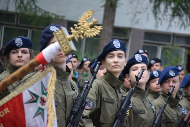 Ślubowanie składało prawie stu uczniów klas pierwszych.