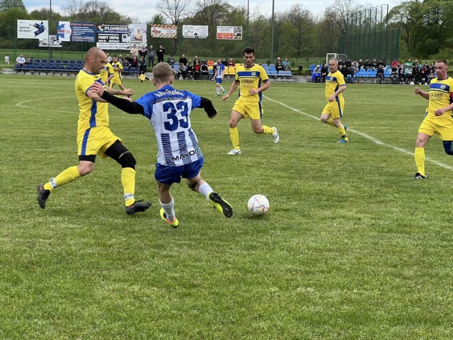 Sparta Osobnica (żółte stroje) zremisowała z Gaudium Łężyny 3-3