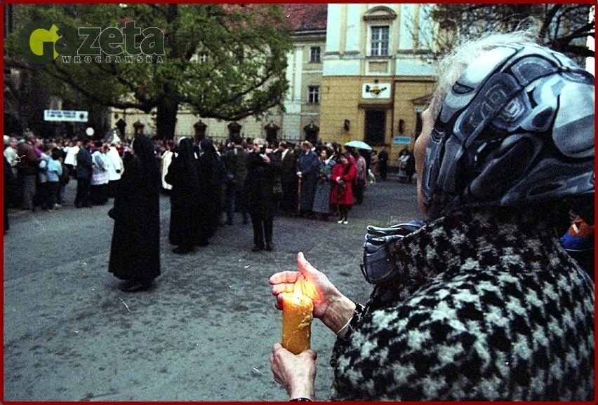 Kwiecień 1999 r. procesja ulicami Świdnicy z relikwiarzem, w...