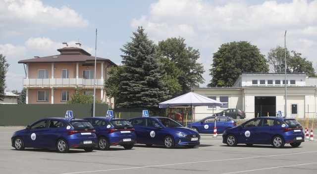 Jeśli pracownicy wrócą do pracy w poniedziałek, to egzaminy ruszą pełną parą.