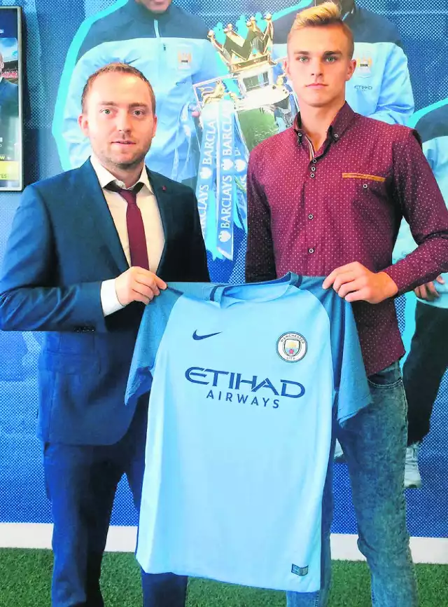 Paweł Sokół (z prawej) z koszulką Manchesteru City. Obok jego menadżer Dominik Jarosz, który odpowiadał za finalizację transferu