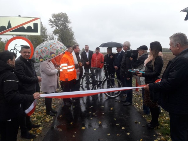 Oficjalne otwarcie ścieżki rowerowej z Maszewa do Rybaków. Pogoda nie dopisała przy przecinaniu wstęgi.