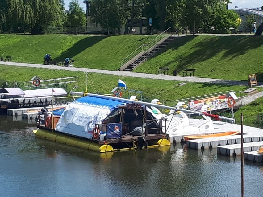 Na sandomierskim bulwarze nad Wisłą zacumowała Tratwa Pielgrzym [ZDJĘCIA] 