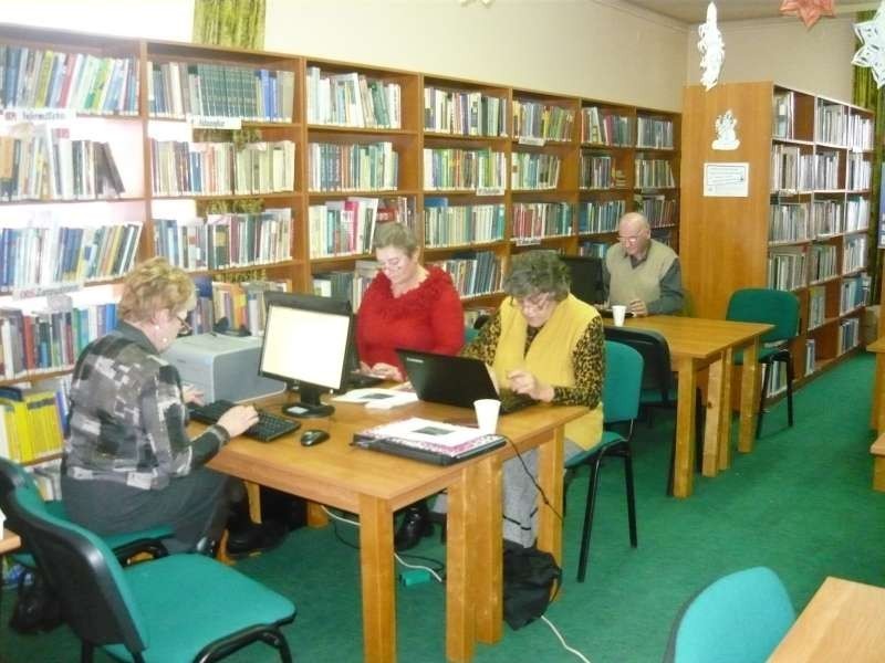 Myszków: Seniorzy garną się do komputerów i Internetu. Szkolenie w bibliotece [ZDJĘCIA]