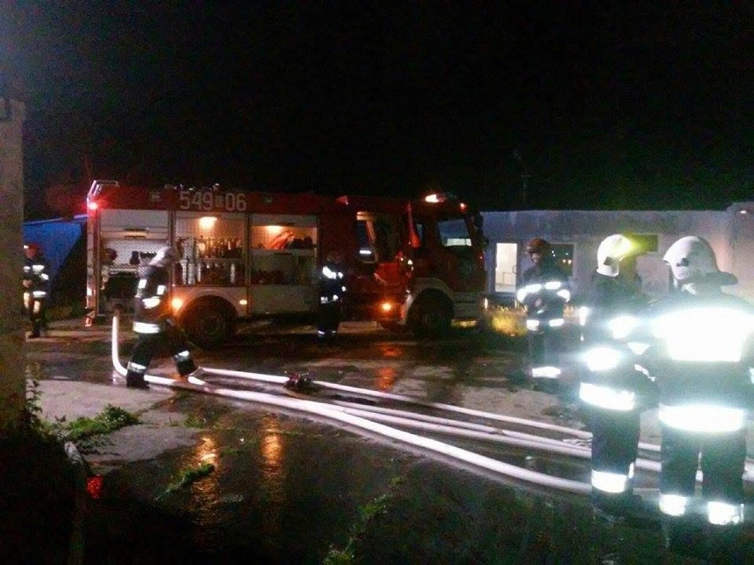 Dwa samochody ciężarowe spłonęły w nocy w Zajączkowie [ZOBACZ ZDJĘCIA]