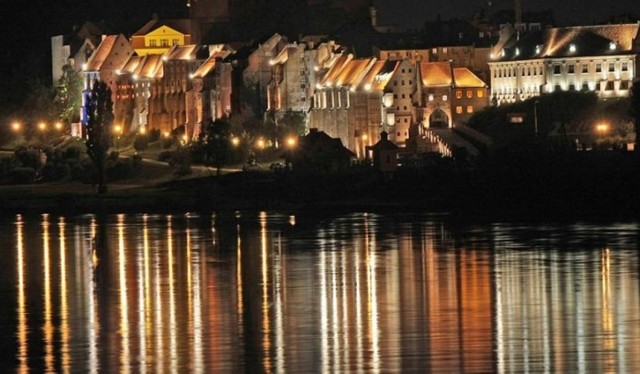 Kompleks grudziądzkich spichlerzy z panoramą od strony Wisły od czwartku jest Pomnikiem Historii. W naszym konkursie można wygrać pamiątkowe pocztówki wydane z tej okazji.