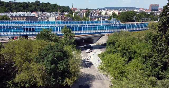 Kraków, ulica Dekerta pod wiaduktem już jest przejezdna. Więcej komfortu zyskali i kierowcy i piesi. Po odkryciach archeologicznych nie ma śladu, pozostały pod asfaltem, zabezpieczone.