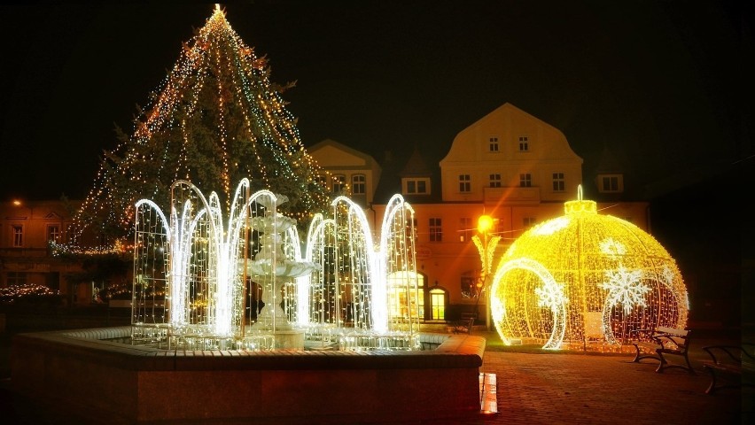 Świąteczne iluminacje mienią się kolorami i przyciągają...