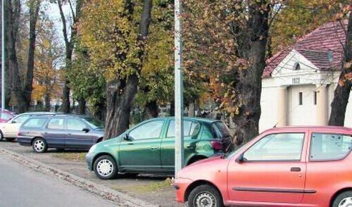 Za dwa dni dzień Wszystkich Świętych &#8211; już teraz przed cmentarzami trudno o wolne miejsce