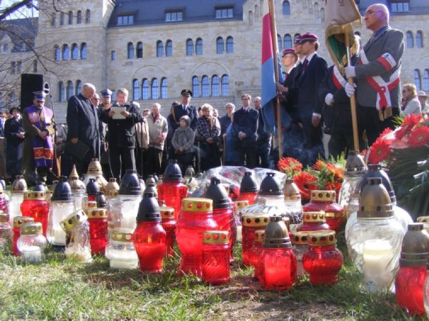 Odsłonięto tablicę upamiętniającą ofiary Smoleńska