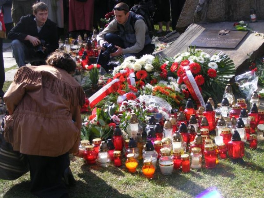 Odsłonięto tablicę upamiętniającą ofiary Smoleńska