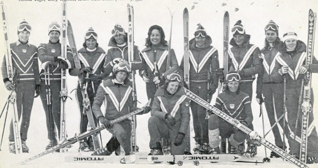 Reprezentacja brytyjskich narciarek alpejskich na zimowe igrzyska w Innsbrucku w 1976 r. Pośrodku stoi szefowa ekipy - Maria Gryziecka-Goldberger.